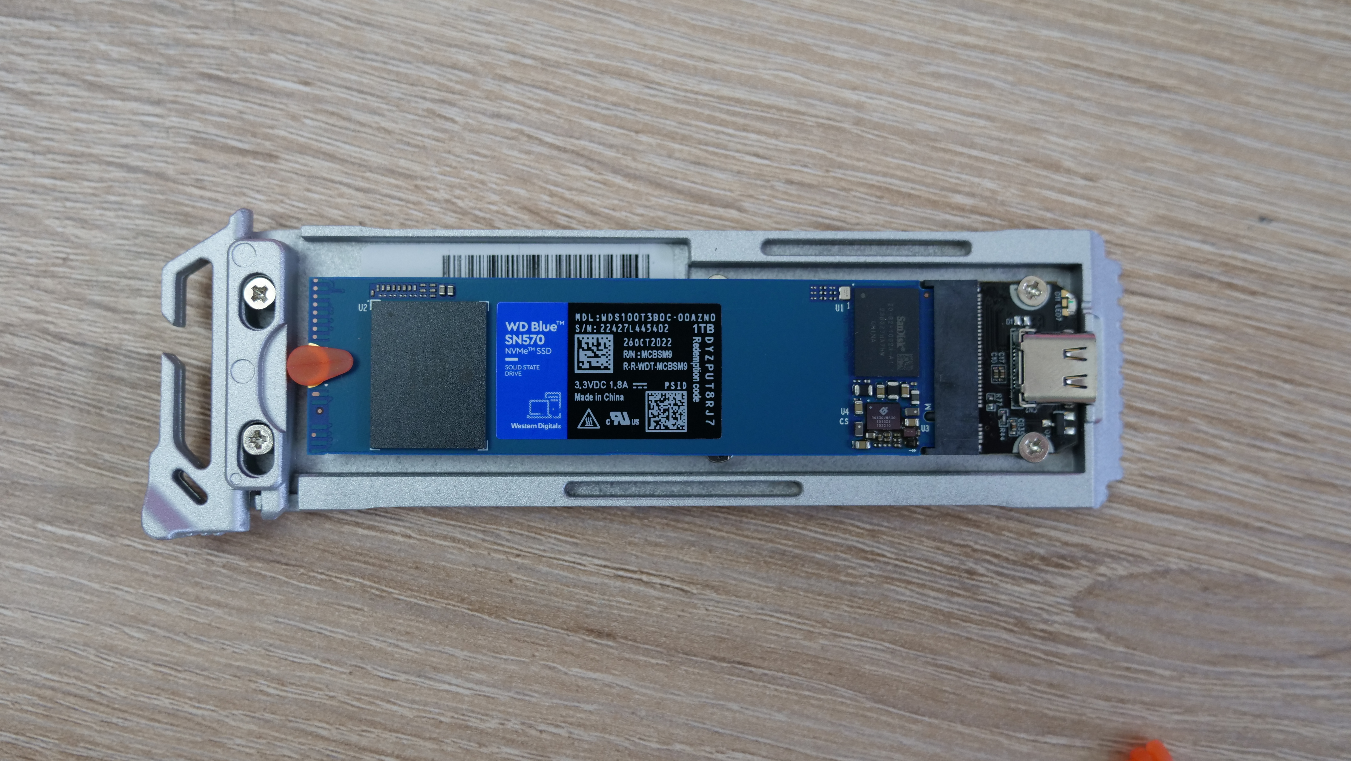 SSD monteret i Cooler Master Oracle Air.JPG